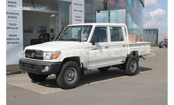 Acheter Import Voiture Toyota Land Cruiser Blanc à Import - Dubai, A'ana Acheter Import Voiture Toyota Land Cruiser Blanc à Import - Dubai, A'ana
