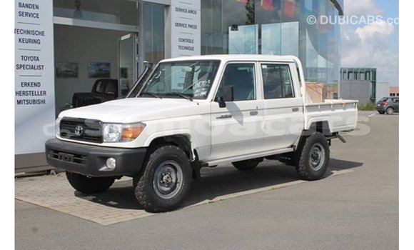 Acheter Import Voiture Toyota Land Cruiser Blanc à Import - Dubai, A'ana Acheter Import Voiture Toyota Land Cruiser Blanc à Import - Dubai, A'ana