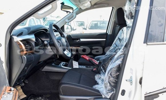 Acheter Import Voiture Toyota Hilux Blanc à Import - Dubai, A'ana Acheter Import Voiture Toyota Hilux Blanc à Import - Dubai, A'ana