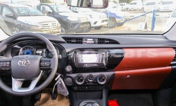 Acheter Import Voiture Toyota Hilux Blanc à Import - Dubai, A'ana Acheter Import Voiture Toyota Hilux Blanc à Import - Dubai, A'ana