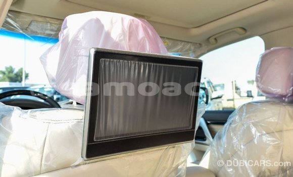 Acheter Import Voiture Toyota Land Cruiser Blanc à Import - Dubai, A'ana Acheter Import Voiture Toyota Land Cruiser Blanc à Import - Dubai, A'ana