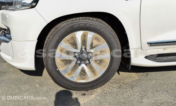 Acheter Import Voiture Toyota Land Cruiser Blanc à Import - Dubai, A'ana Acheter Import Voiture Toyota Land Cruiser Blanc à Import - Dubai, A'ana
