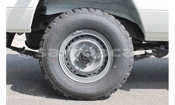 Acheter Import Voiture Toyota Land Cruiser Blanc à Import - Dubai, A'ana Acheter Import Voiture Toyota Land Cruiser Blanc à Import - Dubai, A'ana