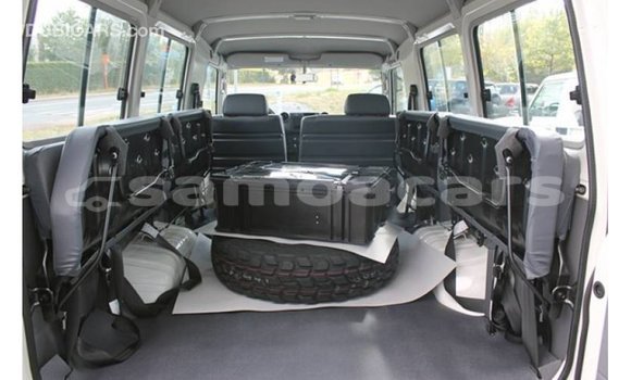 Acheter Import Voiture Toyota Land Cruiser Blanc à Import - Dubai, A'ana Acheter Import Voiture Toyota Land Cruiser Blanc à Import - Dubai, A'ana