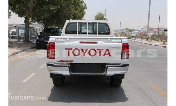 Acheter Import Voiture Toyota Hilux Blanc à Import - Dubai, A'ana Acheter Import Voiture Toyota Hilux Blanc à Import - Dubai, A'ana