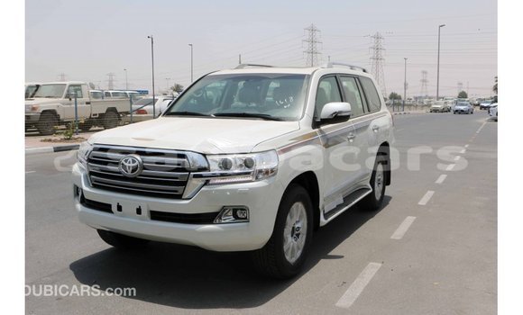 Acheter Import Voiture Toyota Land Cruiser Blanc à Import - Dubai, A'ana Acheter Import Voiture Toyota Land Cruiser Blanc à Import - Dubai, A'ana
