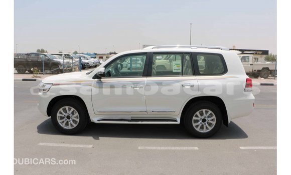 Acheter Import Voiture Toyota Land Cruiser Blanc à Import - Dubai, A'ana Acheter Import Voiture Toyota Land Cruiser Blanc à Import - Dubai, A'ana