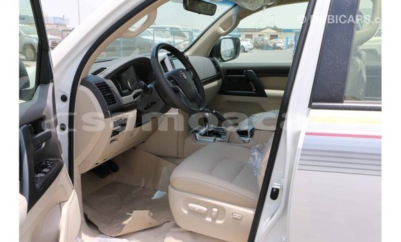 Acheter Import Voiture Toyota Land Cruiser Blanc à Import - Dubai, A'ana Acheter Import Voiture Toyota Land Cruiser Blanc à Import - Dubai, A'ana