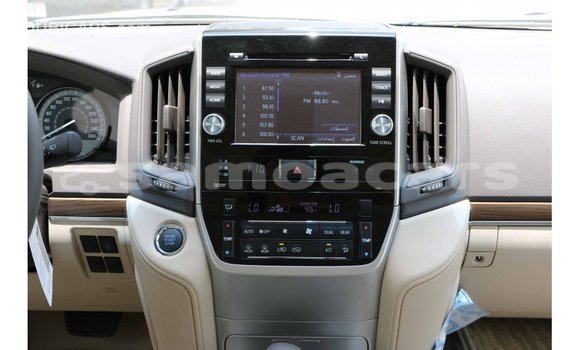 Acheter Import Voiture Toyota Land Cruiser Blanc à Import - Dubai, A'ana Acheter Import Voiture Toyota Land Cruiser Blanc à Import - Dubai, A'ana