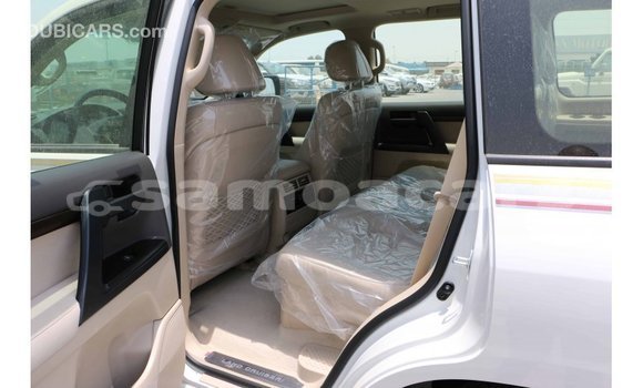 Acheter Import Voiture Toyota Land Cruiser Blanc à Import - Dubai, A'ana Acheter Import Voiture Toyota Land Cruiser Blanc à Import - Dubai, A'ana