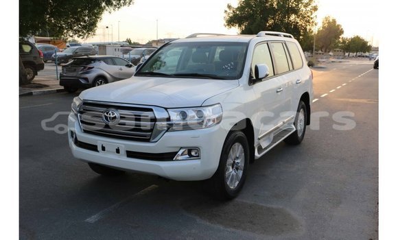 Acheter Import Voiture Toyota Land Cruiser Blanc à Import - Dubai, A'ana Acheter Import Voiture Toyota Land Cruiser Blanc à Import - Dubai, A'ana