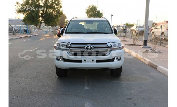 Acheter Import Voiture Toyota Land Cruiser Blanc à Import - Dubai, A'ana Acheter Import Voiture Toyota Land Cruiser Blanc à Import - Dubai, A'ana