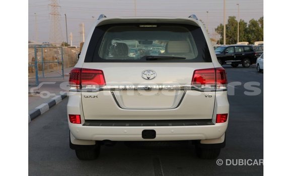 Acheter Import Voiture Toyota Land Cruiser Blanc à Import - Dubai, A'ana Acheter Import Voiture Toyota Land Cruiser Blanc à Import - Dubai, A'ana