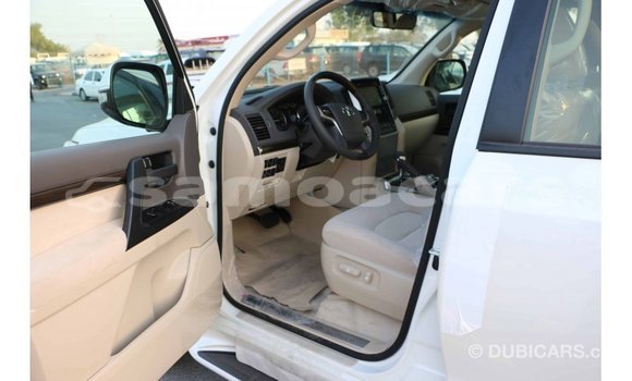 Acheter Import Voiture Toyota Land Cruiser Blanc à Import - Dubai, A'ana Acheter Import Voiture Toyota Land Cruiser Blanc à Import - Dubai, A'ana