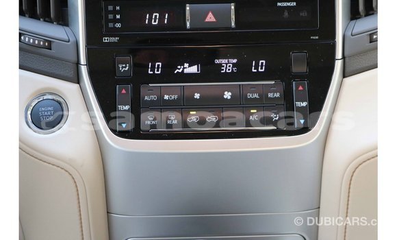Acheter Import Voiture Toyota Land Cruiser Blanc à Import - Dubai, A'ana Acheter Import Voiture Toyota Land Cruiser Blanc à Import - Dubai, A'ana