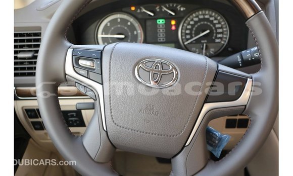 Acheter Import Voiture Toyota Land Cruiser Blanc à Import - Dubai, A'ana Acheter Import Voiture Toyota Land Cruiser Blanc à Import - Dubai, A'ana