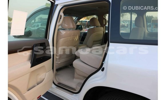 Acheter Import Voiture Toyota Land Cruiser Blanc à Import - Dubai, A'ana Acheter Import Voiture Toyota Land Cruiser Blanc à Import - Dubai, A'ana