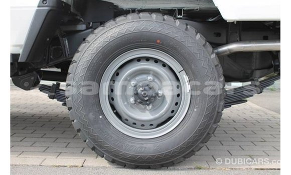 Acheter Import Voiture Toyota Land Cruiser Blanc à Import - Dubai, A'ana Acheter Import Voiture Toyota Land Cruiser Blanc à Import - Dubai, A'ana