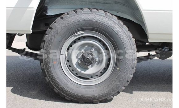 Acheter Import Voiture Toyota Land Cruiser Blanc à Import - Dubai, A'ana Acheter Import Voiture Toyota Land Cruiser Blanc à Import - Dubai, A'ana