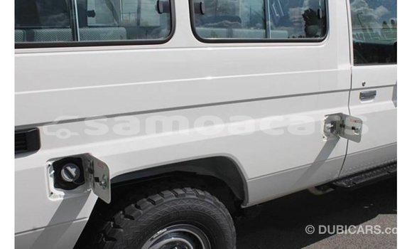 Acheter Import Voiture Toyota Land Cruiser Blanc à Import - Dubai, A'ana Acheter Import Voiture Toyota Land Cruiser Blanc à Import - Dubai, A'ana