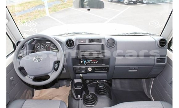 Acheter Import Voiture Toyota Land Cruiser Blanc à Import - Dubai, A'ana Acheter Import Voiture Toyota Land Cruiser Blanc à Import - Dubai, A'ana