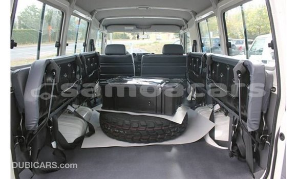 Acheter Import Voiture Toyota Land Cruiser Blanc à Import - Dubai, A'ana Acheter Import Voiture Toyota Land Cruiser Blanc à Import - Dubai, A'ana