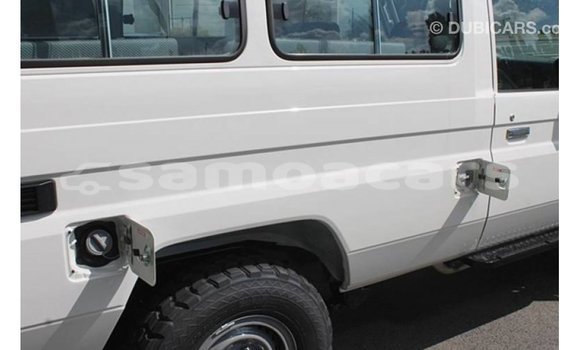 Acheter Import Voiture Toyota Land Cruiser Blanc à Import - Dubai, A'ana Acheter Import Voiture Toyota Land Cruiser Blanc à Import - Dubai, A'ana