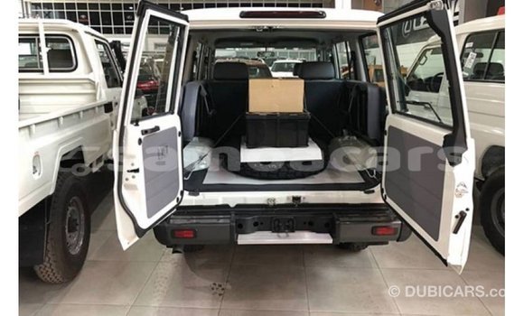 Acheter Import Voiture Toyota Land Cruiser Blanc à Import - Dubai, A'ana Acheter Import Voiture Toyota Land Cruiser Blanc à Import - Dubai, A'ana