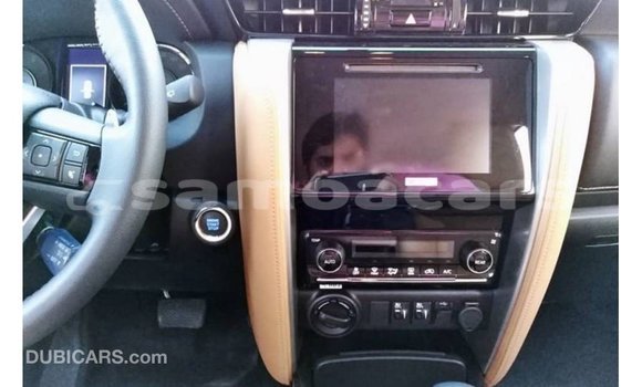 Acheter Import Voiture Toyota Fortuner Blanc à Import - Dubai, A'ana Acheter Import Voiture Toyota Fortuner Blanc à Import - Dubai, A'ana