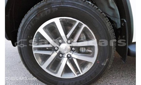 Acheter Import Voiture Toyota Fortuner Blanc à Import - Dubai, A'ana Acheter Import Voiture Toyota Fortuner Blanc à Import - Dubai, A'ana