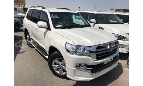 Acheter Import Voiture Toyota Land Cruiser Blanc à Import - Dubai, A'ana Acheter Import Voiture Toyota Land Cruiser Blanc à Import - Dubai, A'ana