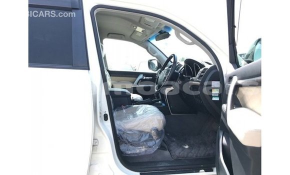 Acheter Import Voiture Toyota Land Cruiser Blanc à Import - Dubai, A'ana Acheter Import Voiture Toyota Land Cruiser Blanc à Import - Dubai, A'ana