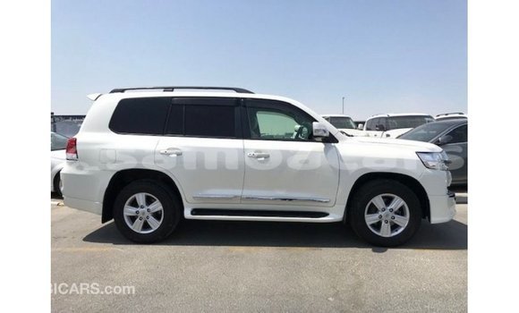 Acheter Import Voiture Toyota Land Cruiser Blanc à Import - Dubai, A'ana Acheter Import Voiture Toyota Land Cruiser Blanc à Import - Dubai, A'ana