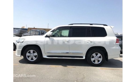 Acheter Import Voiture Toyota Land Cruiser Blanc à Import - Dubai, A'ana Acheter Import Voiture Toyota Land Cruiser Blanc à Import - Dubai, A'ana