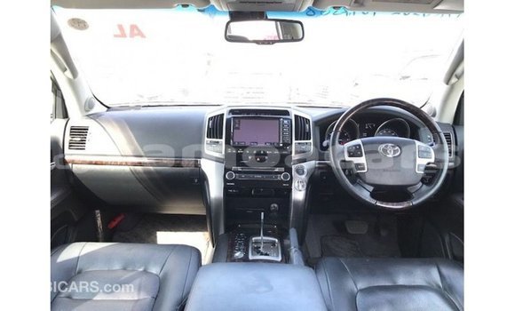Buy Import Toyota Land Cruiser White Car in Import - Dubai in A'ana Buy Import Toyota Land Cruiser White Car in Import - Dubai in A'ana