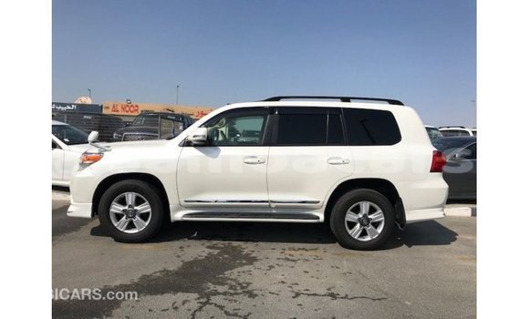 Buy Import Toyota Land Cruiser White Car in Import - Dubai in A'ana Buy Import Toyota Land Cruiser White Car in Import - Dubai in A'ana