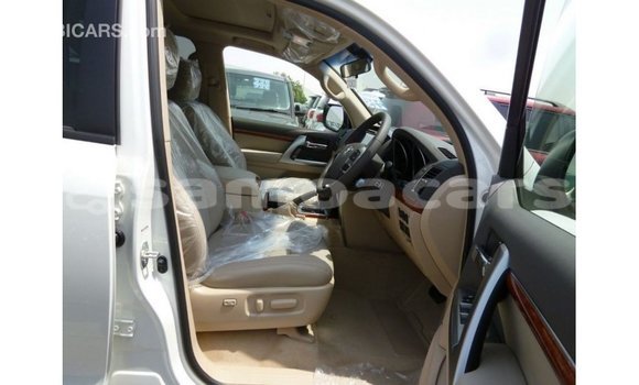 Buy Import Toyota Land Cruiser White Car in Import - Dubai in A'ana Buy Import Toyota Land Cruiser White Car in Import - Dubai in A'ana