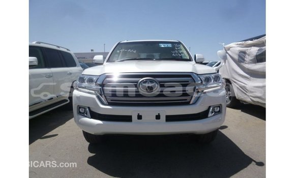 Acheter Import Voiture Toyota Land Cruiser Blanc à Import - Dubai, A'ana Acheter Import Voiture Toyota Land Cruiser Blanc à Import - Dubai, A'ana