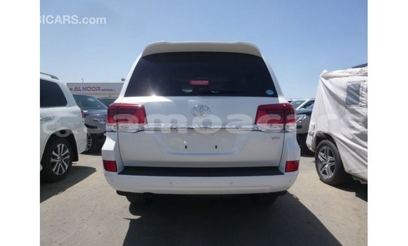Acheter Import Voiture Toyota Land Cruiser Blanc à Import - Dubai, A'ana Acheter Import Voiture Toyota Land Cruiser Blanc à Import - Dubai, A'ana