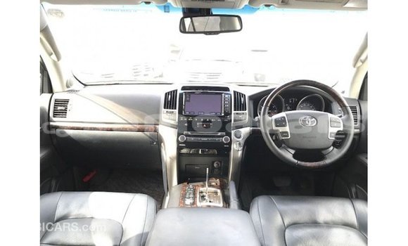 Buy Import Toyota Land Cruiser White Car in Import - Dubai in A'ana Buy Import Toyota Land Cruiser White Car in Import - Dubai in A'ana