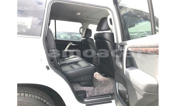 Buy Import Toyota Land Cruiser White Car in Import - Dubai in A'ana Buy Import Toyota Land Cruiser White Car in Import - Dubai in A'ana