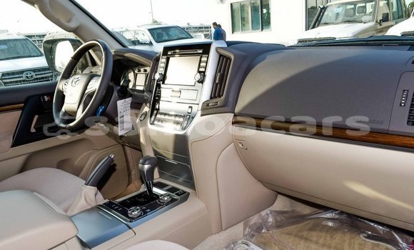Buy Import Toyota Land Cruiser White Car in Import - Dubai in A'ana Buy Import Toyota Land Cruiser White Car in Import - Dubai in A'ana