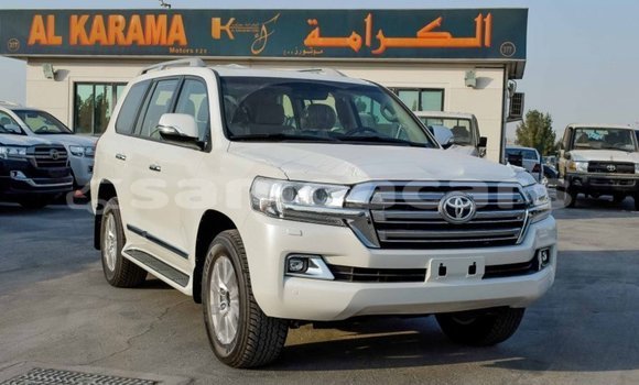 Acheter Import Voiture Toyota Land Cruiser Blanc à Import - Dubai, A'ana Acheter Import Voiture Toyota Land Cruiser Blanc à Import - Dubai, A'ana