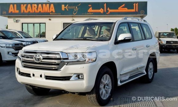 Acheter Import Voiture Toyota Land Cruiser Blanc à Import - Dubai, A'ana Acheter Import Voiture Toyota Land Cruiser Blanc à Import - Dubai, A'ana
