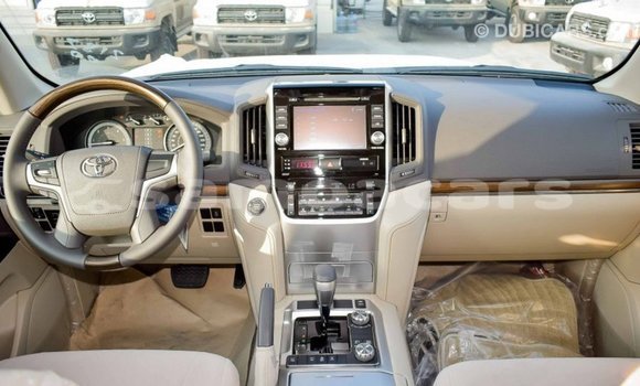 Acheter Import Voiture Toyota Land Cruiser Blanc à Import - Dubai, A'ana Acheter Import Voiture Toyota Land Cruiser Blanc à Import - Dubai, A'ana