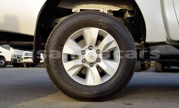 Buy Import Toyota Hilux White Car in Import - Dubai in A'ana Buy Import Toyota Hilux White Car in Import - Dubai in A'ana