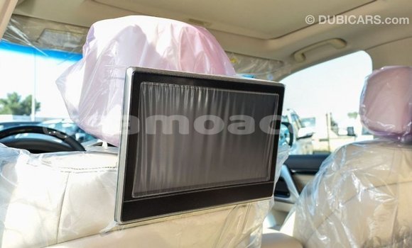 Acheter Import Voiture Toyota Land Cruiser Blanc à Import - Dubai, A'ana Acheter Import Voiture Toyota Land Cruiser Blanc à Import - Dubai, A'ana