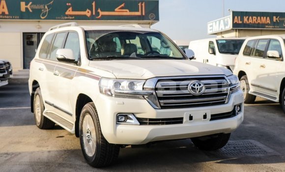 Acheter Import Voiture Toyota Land Cruiser Blanc à Import - Dubai, A'ana Acheter Import Voiture Toyota Land Cruiser Blanc à Import - Dubai, A'ana