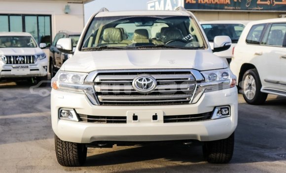 Acheter Import Voiture Toyota Land Cruiser Blanc à Import - Dubai, A'ana Acheter Import Voiture Toyota Land Cruiser Blanc à Import - Dubai, A'ana