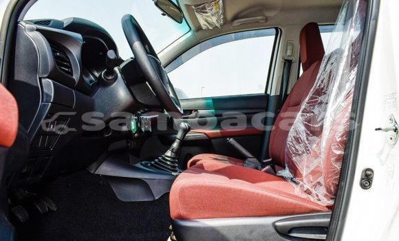 Acheter Import Voiture Toyota Hilux Blanc à Import - Dubai, A'ana Acheter Import Voiture Toyota Hilux Blanc à Import - Dubai, A'ana